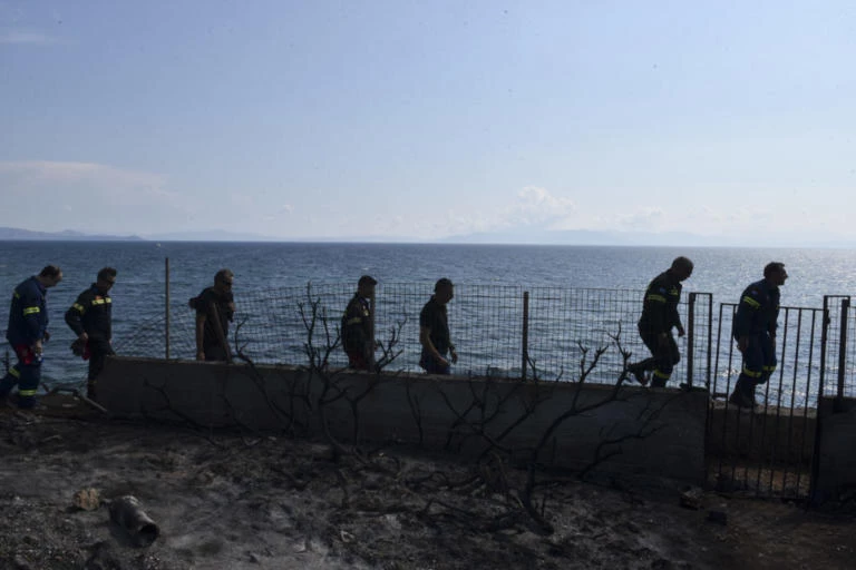 Οι συγκλονιστικές μαρτυρίες των διασωστών που εντόπισαν 26 σορούς στο οικόπεδο της φρίκης (βίντεο)